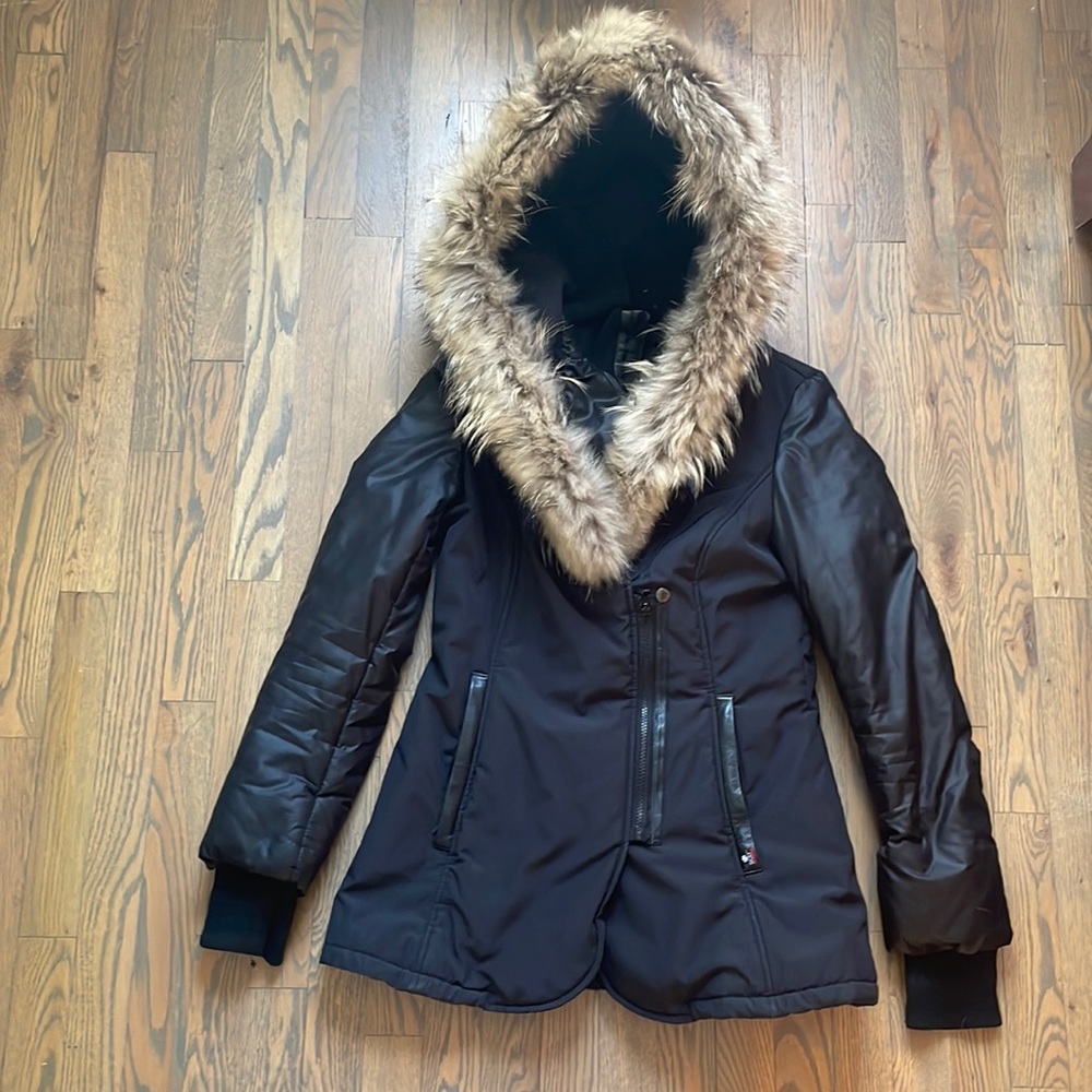 Sicily winter coat. Very warm, real fur around the hood and has a double zipper.